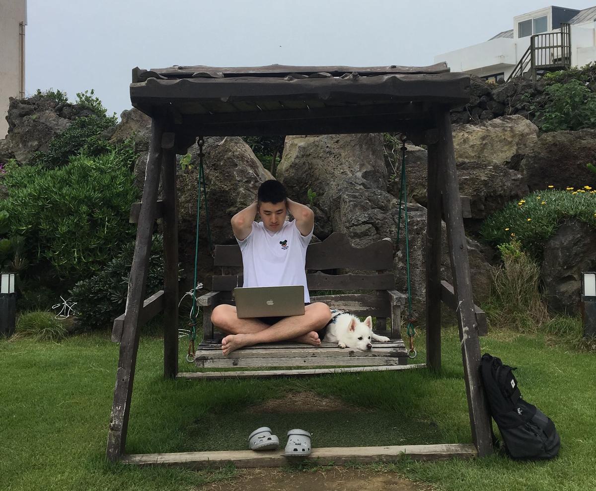제주의 어느 카페에서 4시간 동안 과제만 했던 최악의 남편