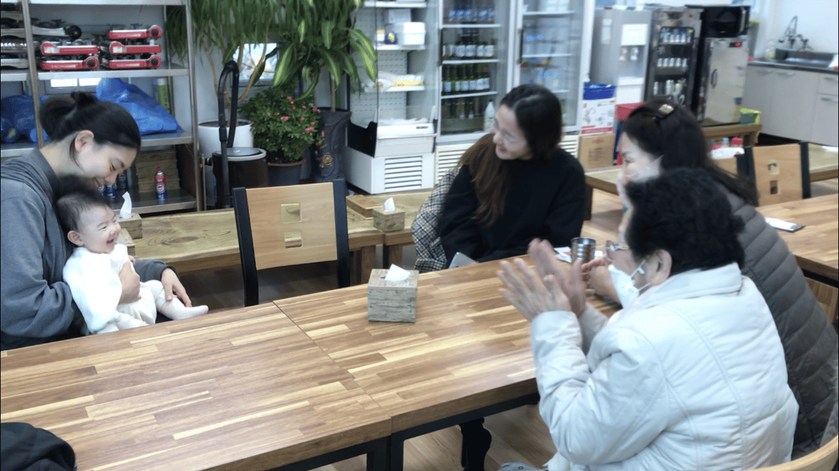 (왼쪽부터) 와이프, 딸, 누나, 엄마, 외할머니 (왼쪽부터) 와이프, 딸, 누나, 엄마, 외할머니